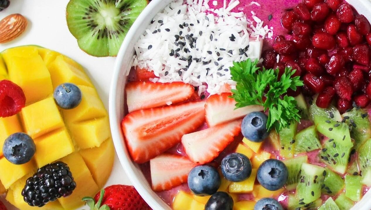 You are currently viewing 🍓 الفواكه الخارقة: كيف تمنحك الطبيعة درعًا طبيعيًا ضد الأمراض وتعزز طاقتك