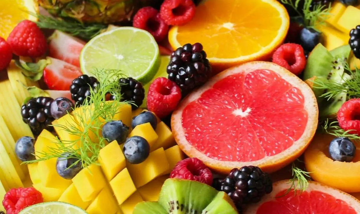 Read more about the article 🍓 الأطعمة التي تحسّن المزاج والطاقة النفسية:  سعادة غذائية وصحة عقلية أفضل