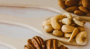 Read more about the article أفضل الوجبات الخفيفة الصحية بين الوجبات لتعزيز الطاقة والمناعة