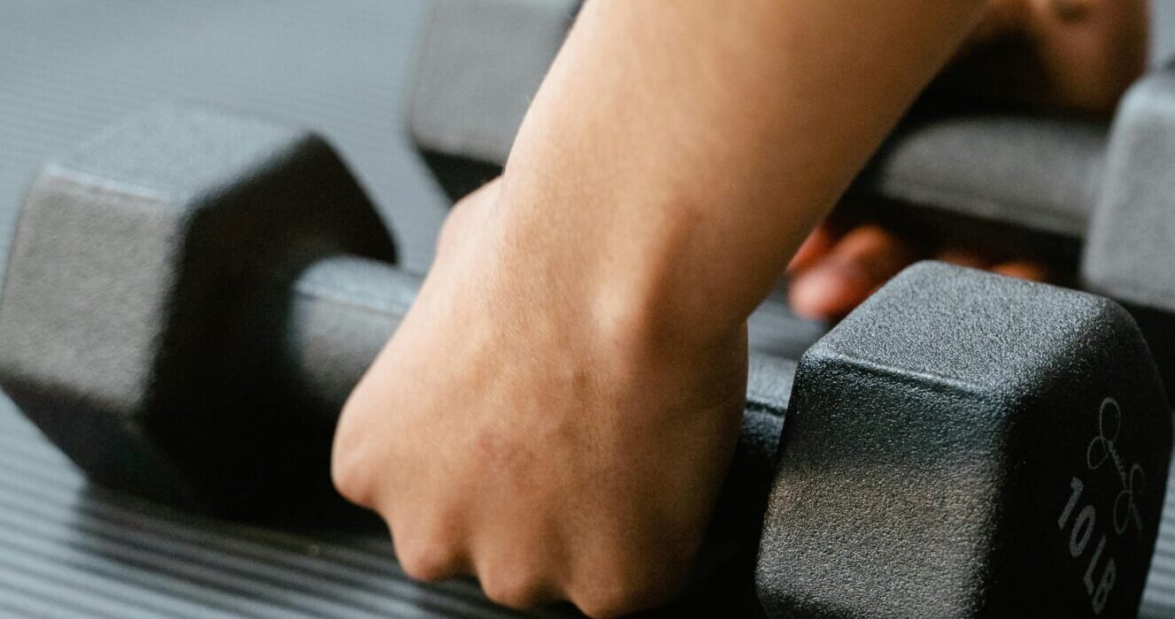 You are currently viewing دليلك الشامل لبناء لياقة بدنية متوازنة دون الحاجة لصالة رياضية🏋️‍♂️