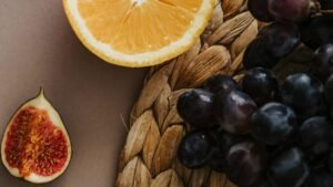 Read more about the article 🍇 سر الفواكه الملونة: كيف تمنحك الطبيعة حماية وصحة مذهلة