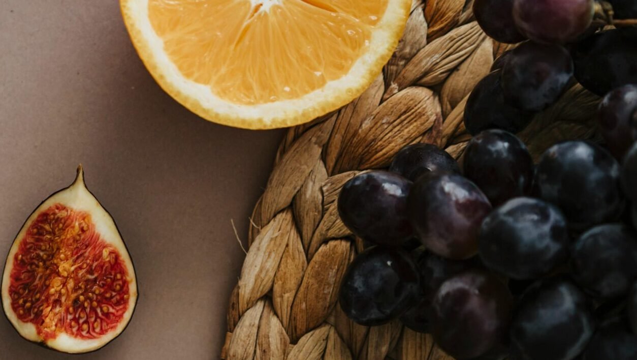 You are currently viewing 🍇 سر الفواكه الملونة: كيف تمنحك الطبيعة حماية وصحة مذهلة