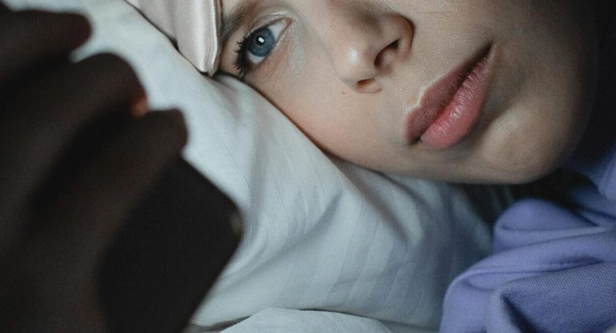 You are currently viewing العادات المسائية التي تمنحك نومًا عميقًا وتجدد طاقتك لليوم التالي