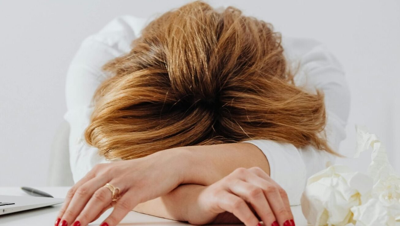 Read more about the article أسباب الإرهاق المستمر وكيفية التخلص منه بطرق طبيعية