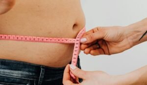 Read more about the article السمنة المفرطة في الوطن العربي: الأسباب، المخاطر، وطرق الوقاية الحديثة